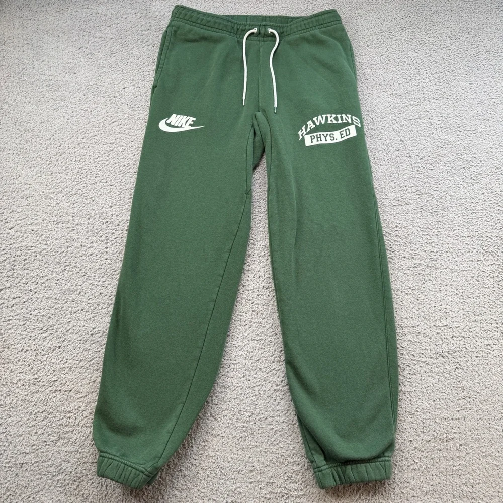 Nike x Stranger Things Hawkins High Phys Ed Sweatpants Green Mens M CQ3656-323